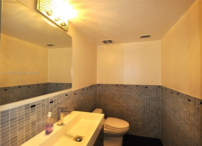 Building Photo - 2030 S Ocean Dr