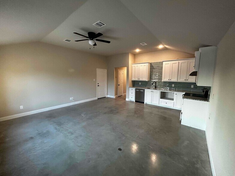 Building Photo - 1400 E Dry Creek Rd