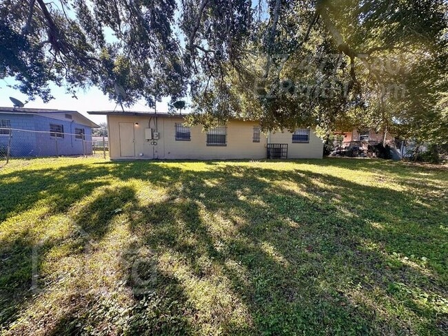 Building Photo - 411 Gilman Cir