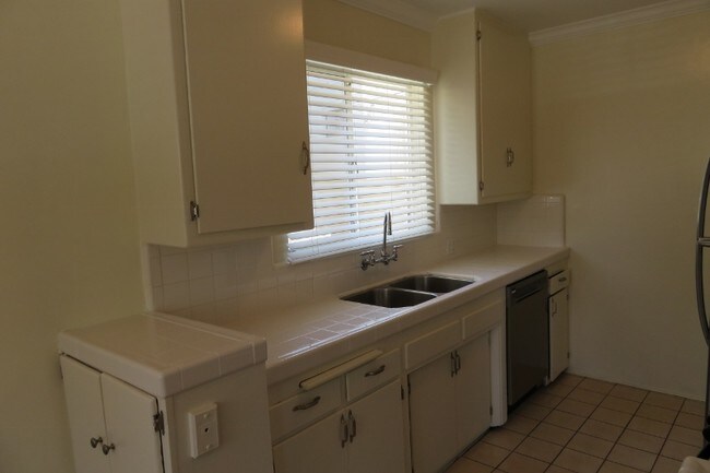 Building Photo - 402 Montana Ave in Santa Monica - 4 blocks...