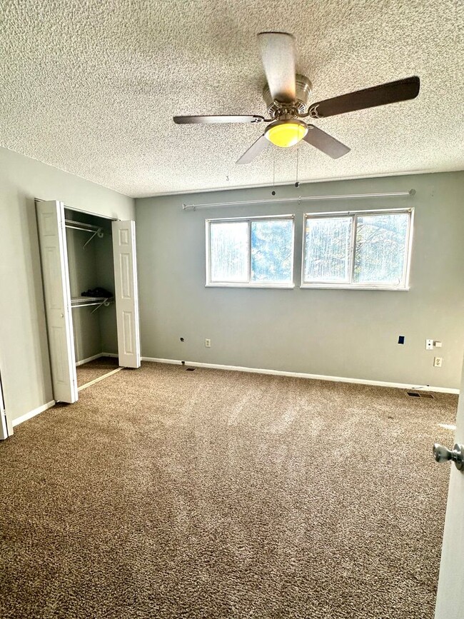 Building Photo - Move In Ready!! 3 Bedroom, 1 1/2 Baths, 2 ...