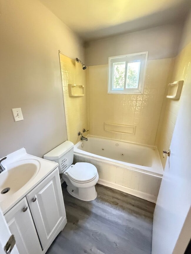 Building Photo - 3 BEDROOM HOME IN WARREN