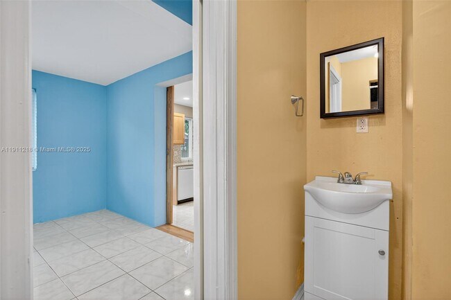 Building Photo - 4820 NE 1st Terrace