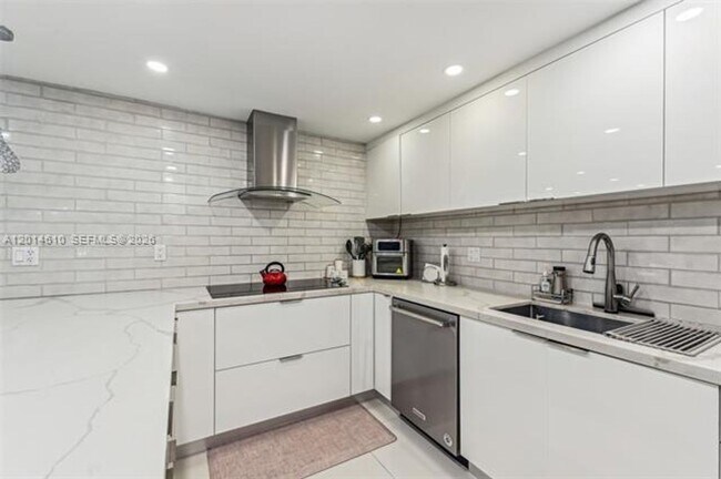 Building Photo - 121 Crandon Blvd