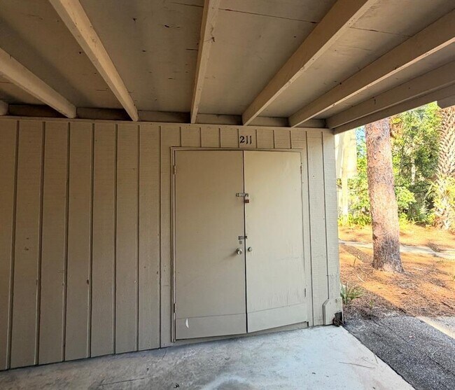 Building Photo - 211 Crown Oaks Way