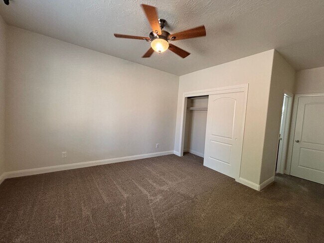 Building Photo - SPACIOUS HOME FOR RENT!