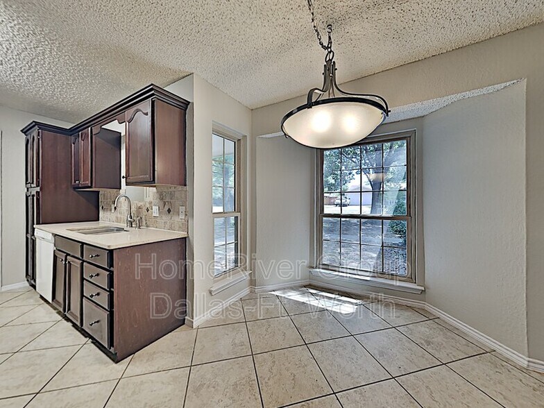 Building Photo - 2510 Valley View Dr
