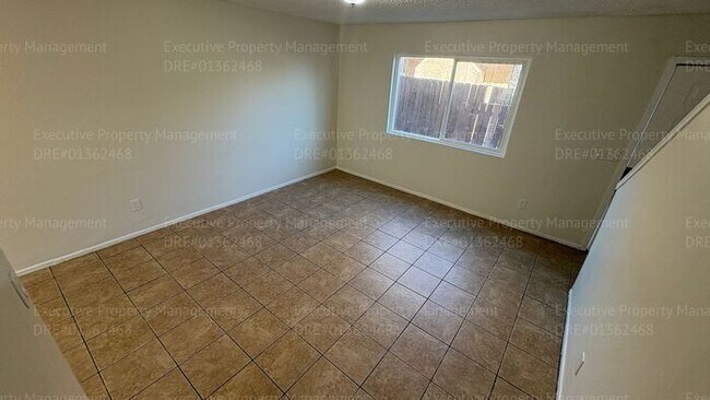 Building Photo - 2 bedroom 1.5 bathroom townhouse located in East Bakersfield Move In Special on Approved Credit