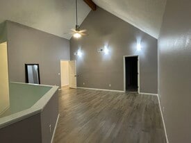 Building Photo - 930 E Primrose St