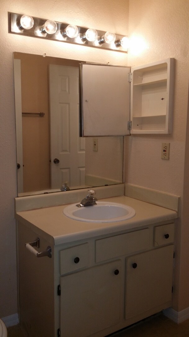 Building Photo - Venetian Place -  833