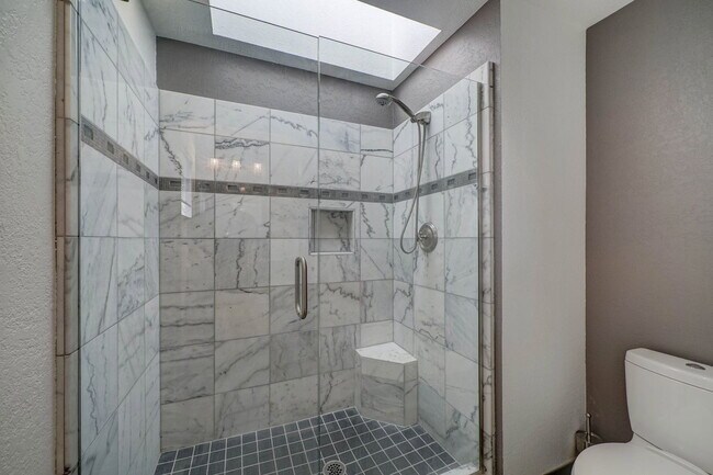 Building Photo - 6141 N 28th Pl