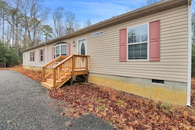 Building Photo - Country Living in New Kent County!