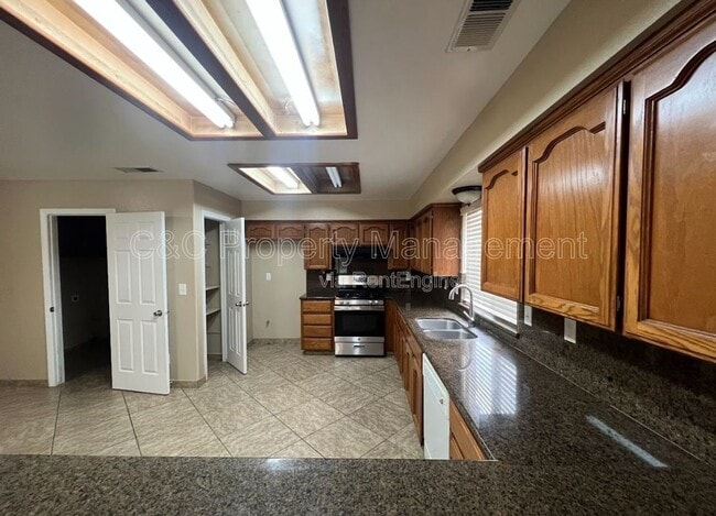 Building Photo - 3371 N Forestiere Ave