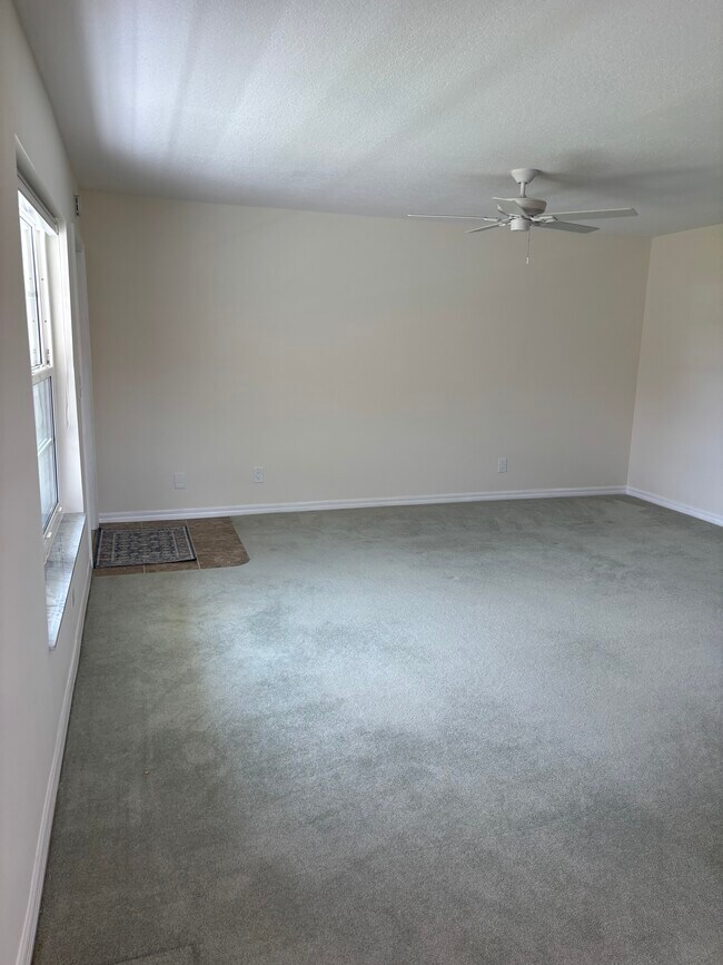 Building Photo - 31 Pine Arbor Ln