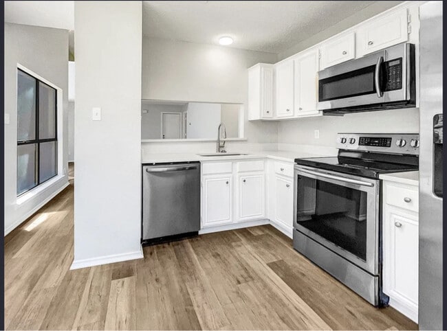 Building Photo - 6808 Driffield Cir E