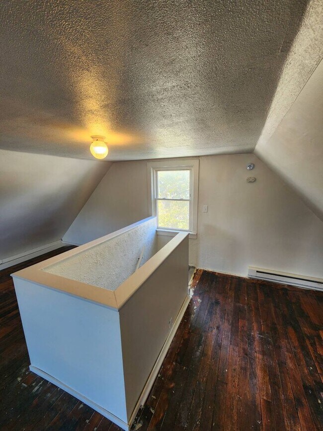 Building Photo - Charming 3-Bedroom Property in Prime Location