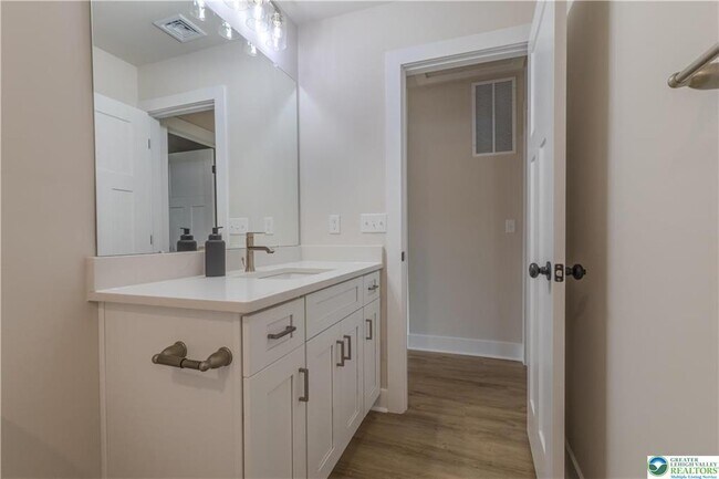 Building Photo - 1411 Greenview Dr