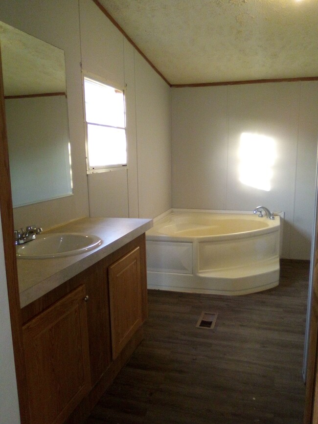 Building Photo - 3111 Riverside Dr
