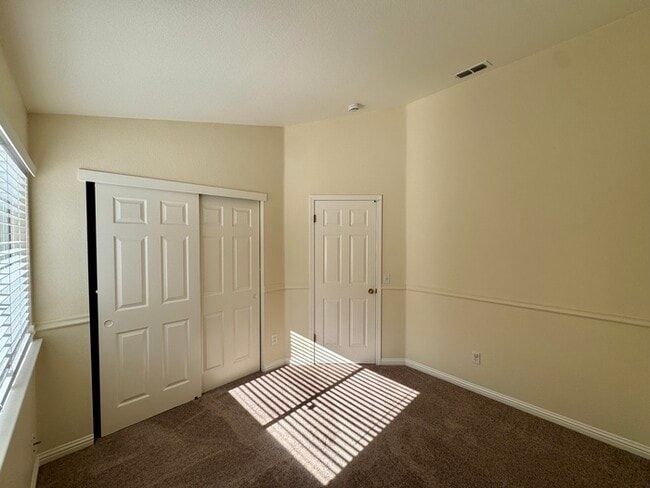 Building Photo - Spacious 3BD/2BA Home with 2-Car Garage in Desirable Antelope
