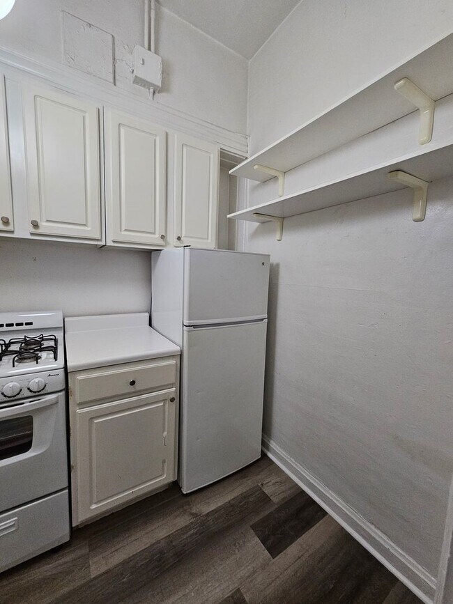 Building Photo - Charming Cap Hill 1 Bedroom w/ Claw Foot Tub