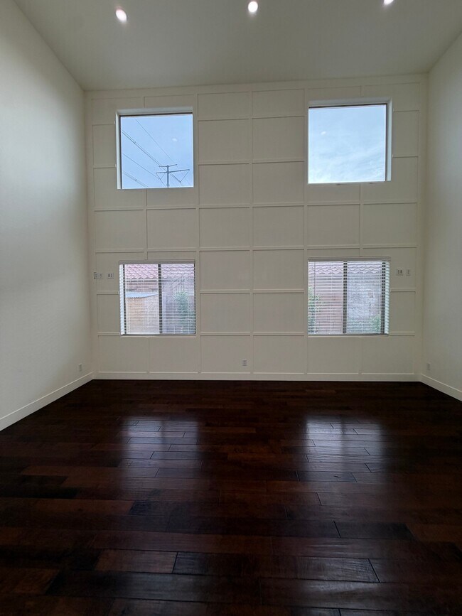 Building Photo - 2741 E Quiet Hollow Ln