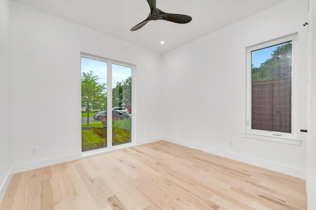 Building Photo - 3731 Cortez Dr