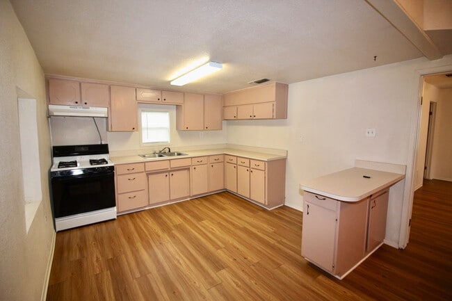 Building Photo - FOR LEASE! Cozy One Bedroom Home With Cent...