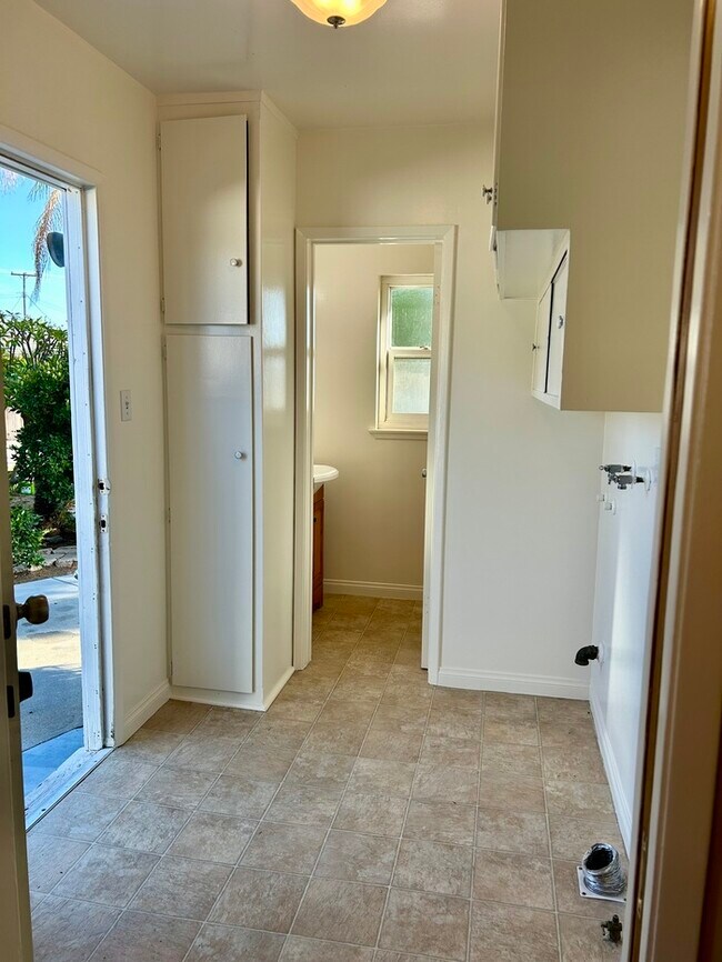 Building Photo - GREAT 3BD HOUSE WITH INCREDIBLE OUTDOOR SPACE!