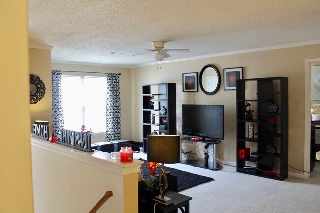 Building Photo - 2BD/ 2BA Condo with New Carpet & Community Pool!