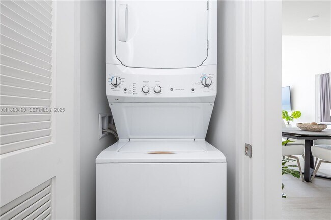 Building Photo - 4010 S Ocean Dr