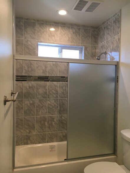 shower - 2702 Bellevue Ave