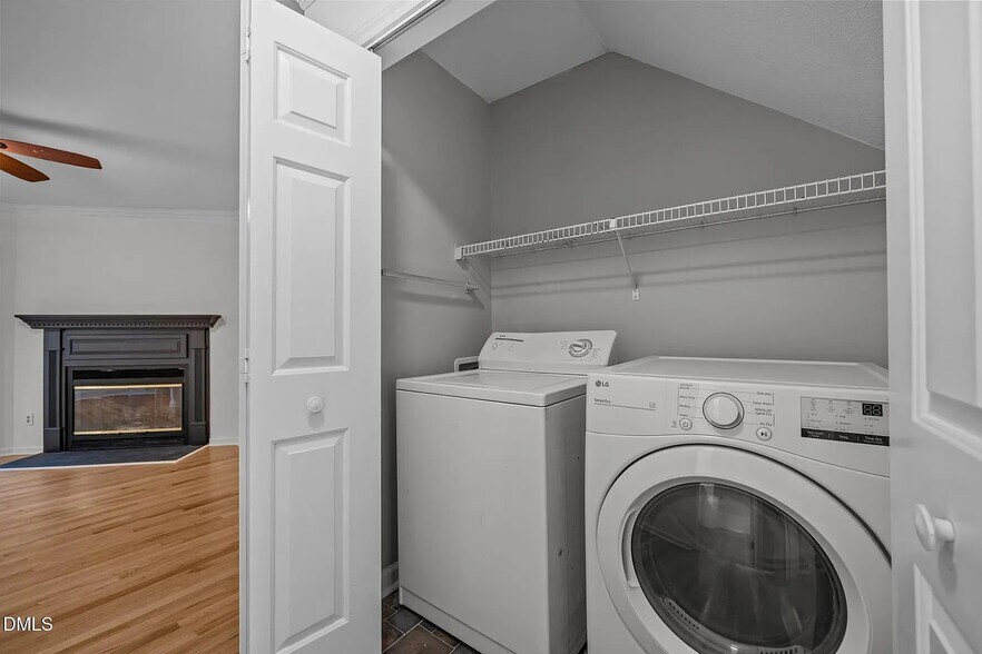 Shared Laundry - 1033 Oak Lake Ct