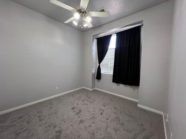 Building Photo - Townhome in Sky Ridge