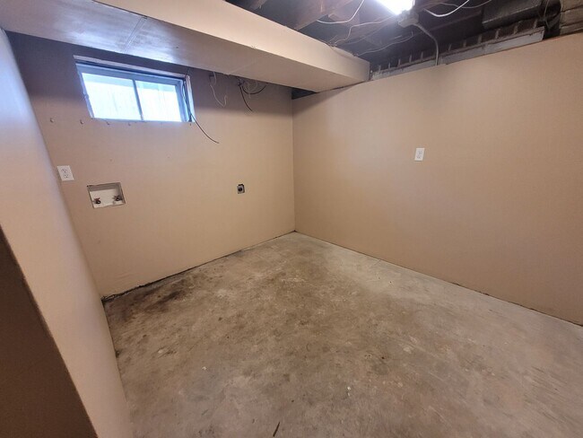 Building Photo - Beautiful home with attached garage and great yard!