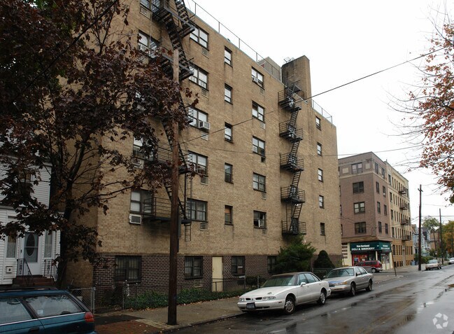 Building Photo - 505 Van Cortlandt Park Ave