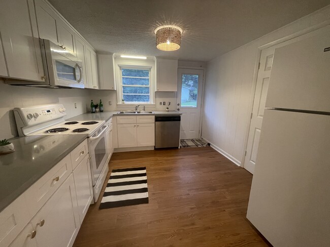 New Cabinets - 1001 Moreland Dr