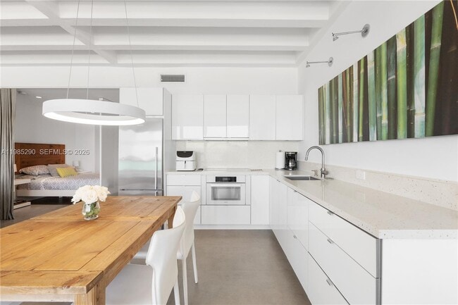 Building Photo - 4925 Collins Ave