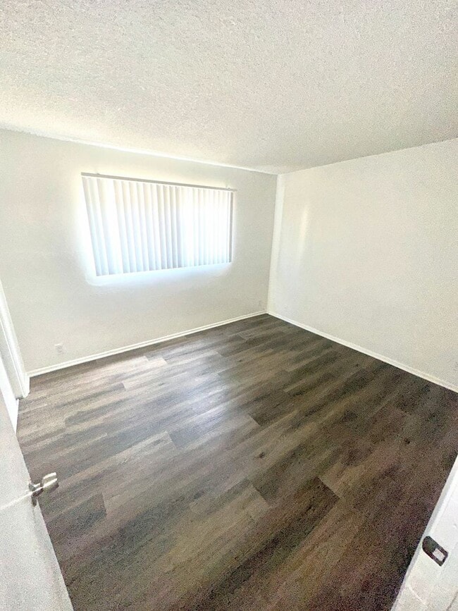 Building Photo - 2bd/1ba in North Hills with parking!