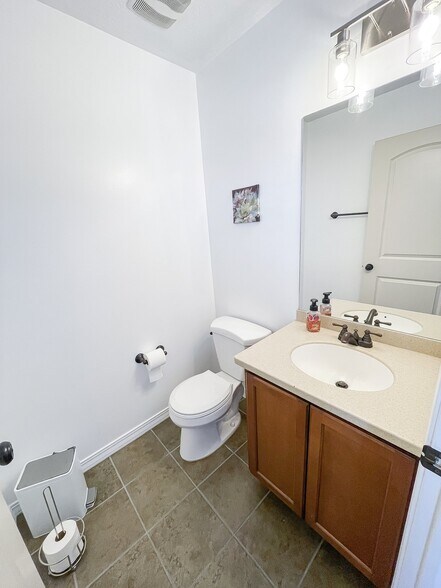 Building Photo - 597 E 1590 S