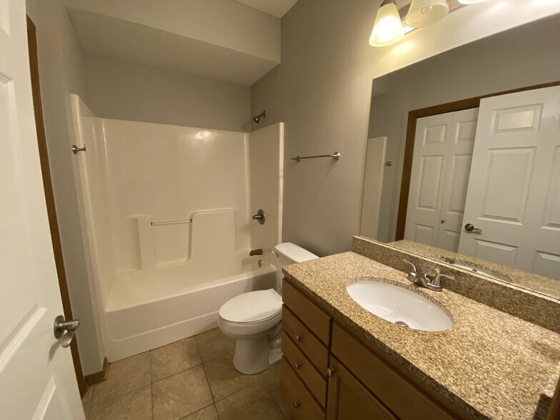 Building Photo - 2000 Meadow Ct