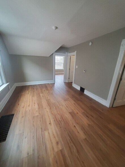 Building Photo - 3220 W Greenfield Ave