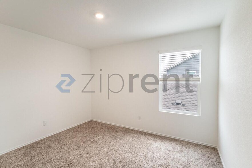 Building Photo - Unit