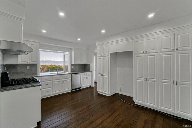 Building Photo - 16922 Oak View Dr