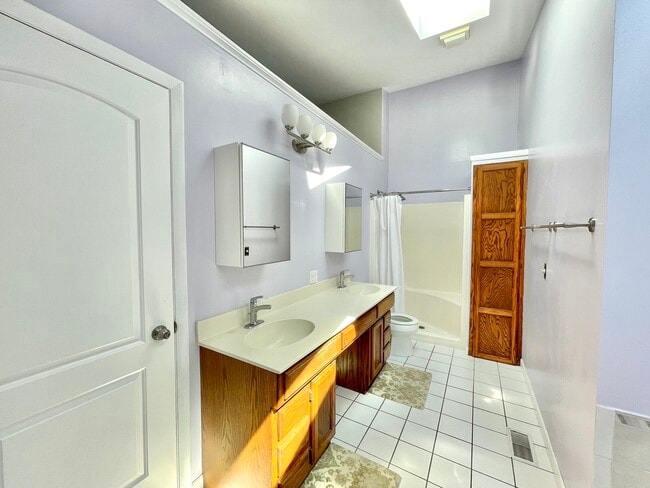 Building Photo - 2250 Lakeside Dr