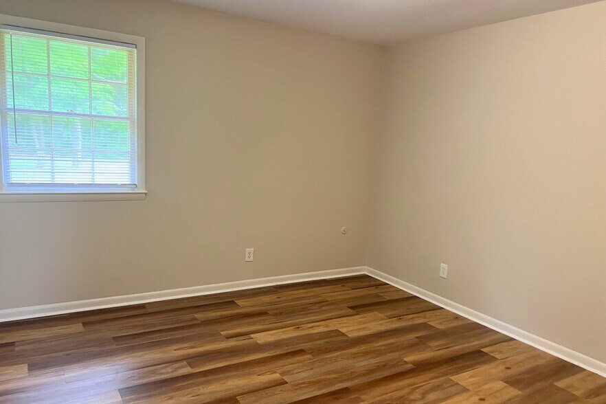 Building Photo - 728 Montclair Dr