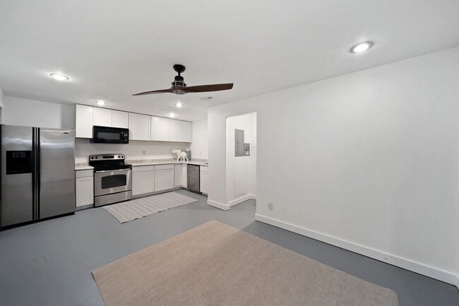 Building Photo - $2,000 Rent Credit! 6-Bedroom Home in West...