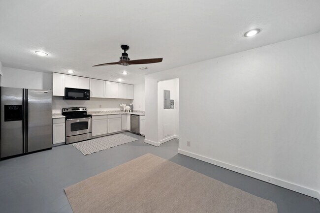 Building Photo - Flexible Lease Options! 6-Bedroom West Poi...
