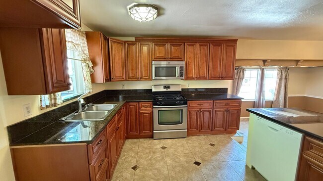 Building Photo - ***JUST REDUCED!!!*** 5-Bedroom Family Home with Large Yard & Prime Location in Visalia