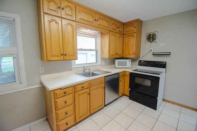 Building Photo - 3BR Home on Large Corner Lot – NW Rochester