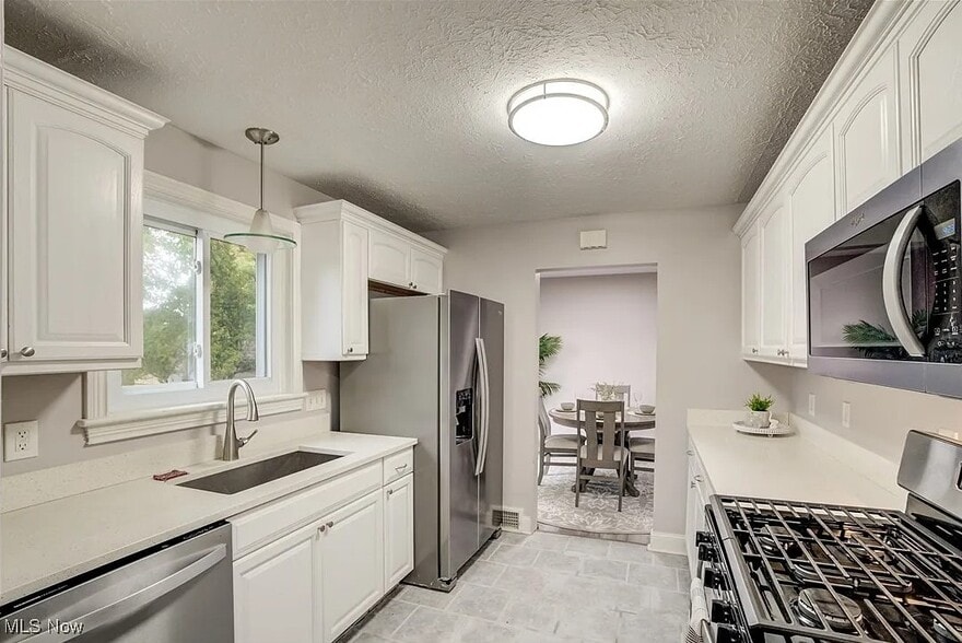 Building Photo - 38109 Poplar Dr